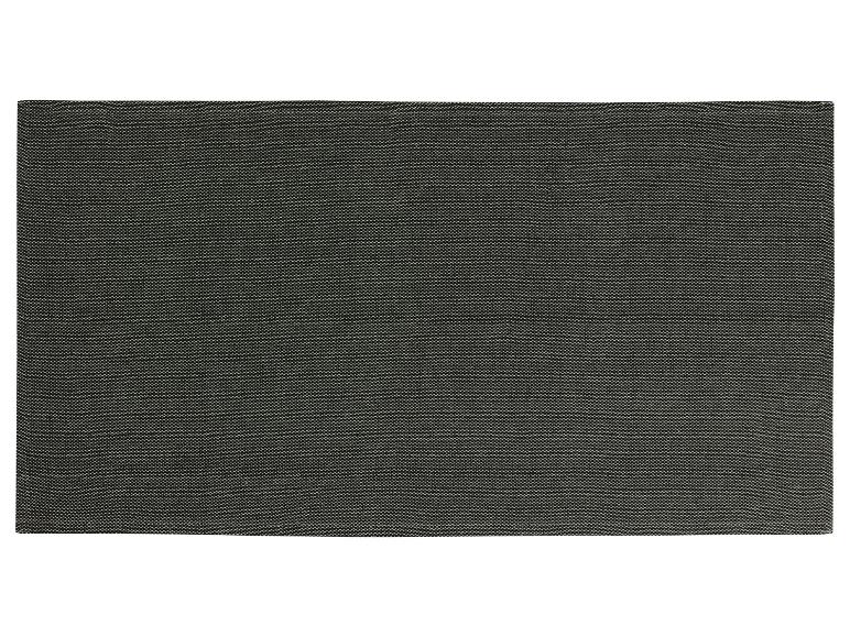 Grijze textielen placemat op een witte achtergrond.