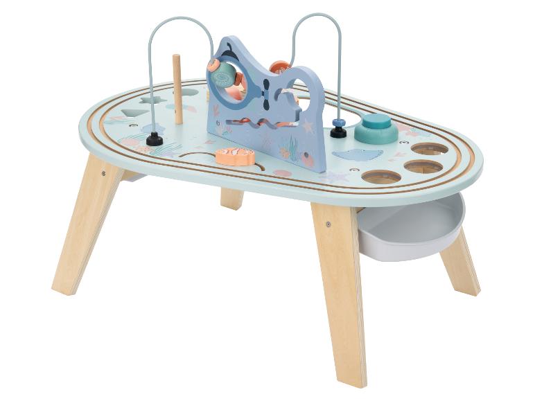 Houten activiteitentafel met zeethema en kralenlabyrint.