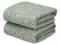 Twee gevouwen grijsgroene handdoeken met geribbelde textuur