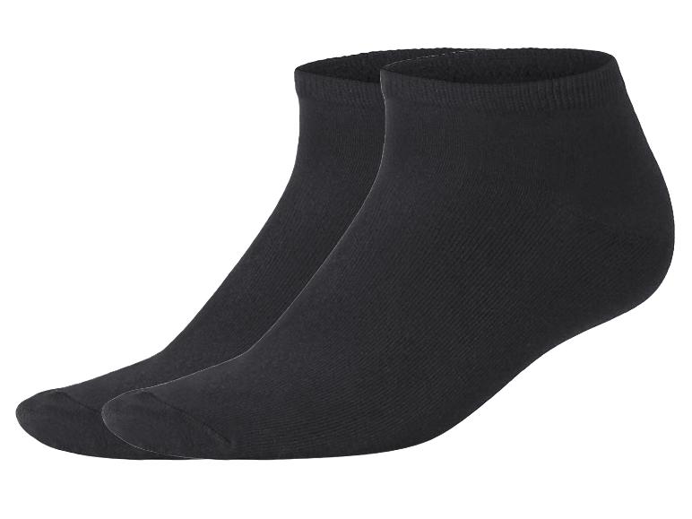 Een paar zwarte enkelsokken op een witte achtergrond.