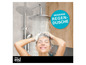 Een vrouw geniet van een douche met een grote regendouchekop van Eisl.