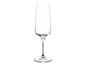 Leeg, transparant champagneglas met dunne steel op een witte achtergrond.