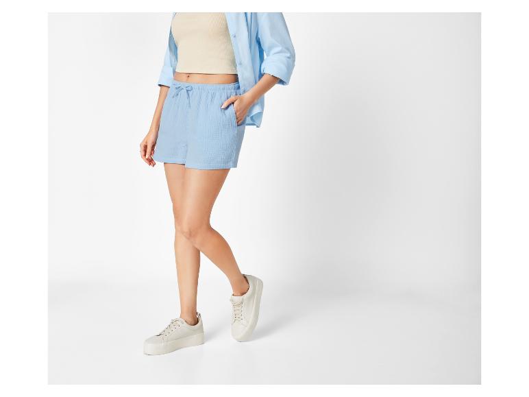 Lichte shorts en sneakers, casual stijl.