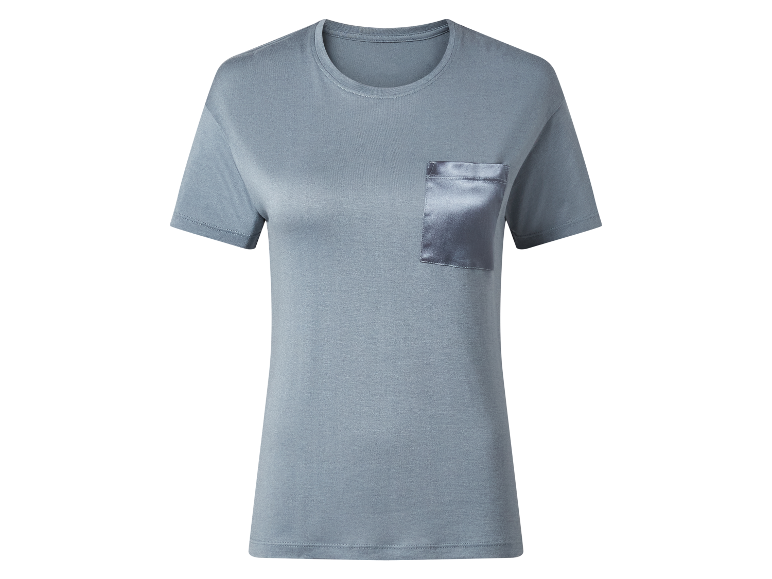 Een lichtblauw t-shirt met een satijnen zak.