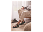 Een man draagt groene sandalen.