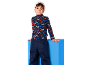 Kind in coltrui met bergprint en donkerblauwe skibroek.