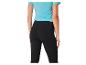 Zwarte leggings en turquoise shirt; sportkleding.