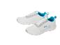 Een paar witte sportschoenen met blauwe en grijze details.