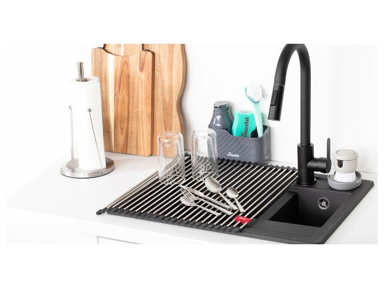 Vileda afdruiprek, bestek,  bestekbakje en houten snijplanken.