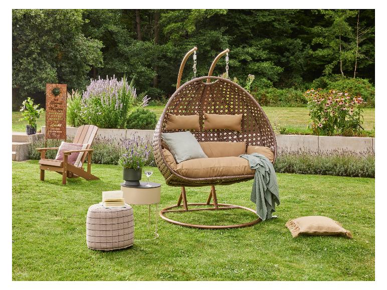 Tuin met een bruine hangstoel, houten Adirondack-stoel en bijzettafel.
