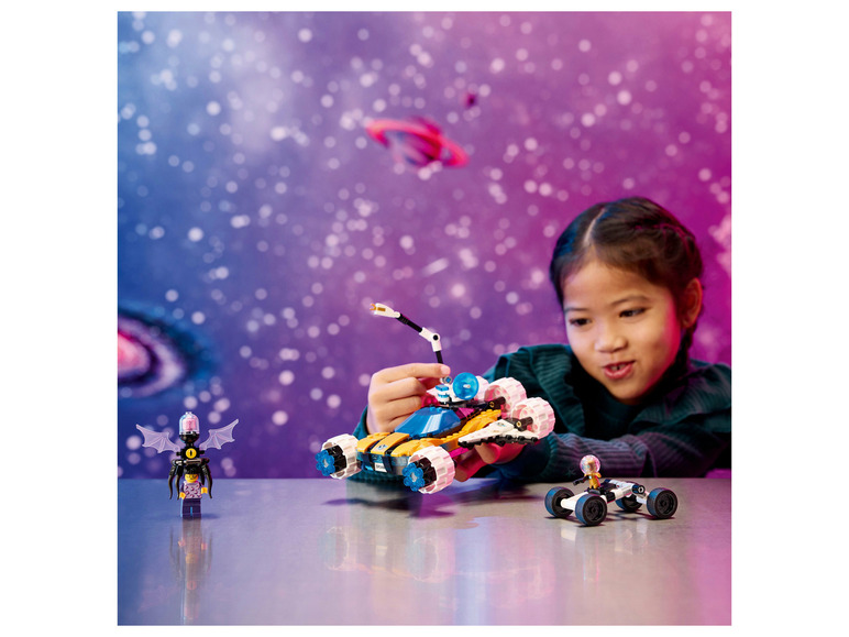 Een kind speelt met Lego-voertuigen, waaronder een futuristische auto en een klein voertuig.