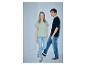 Twee jonge mensen dragen T-shirts en jeans, met een man in zwart en een vrouw in lichtgroen.