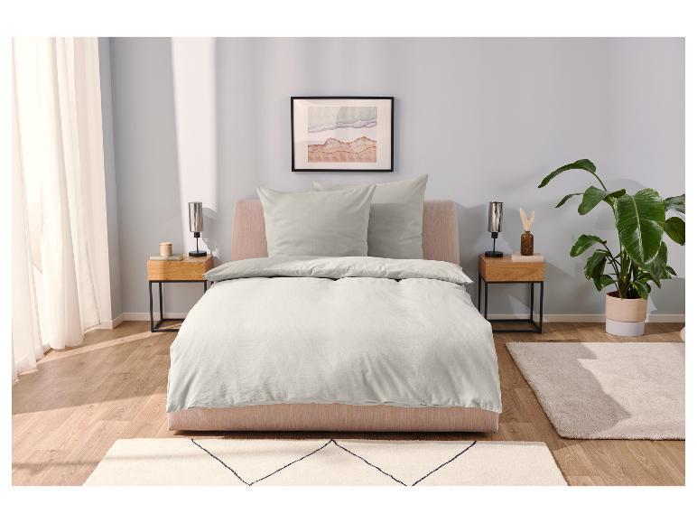 Lichte grijze beddengoed, minimalistische stijl.