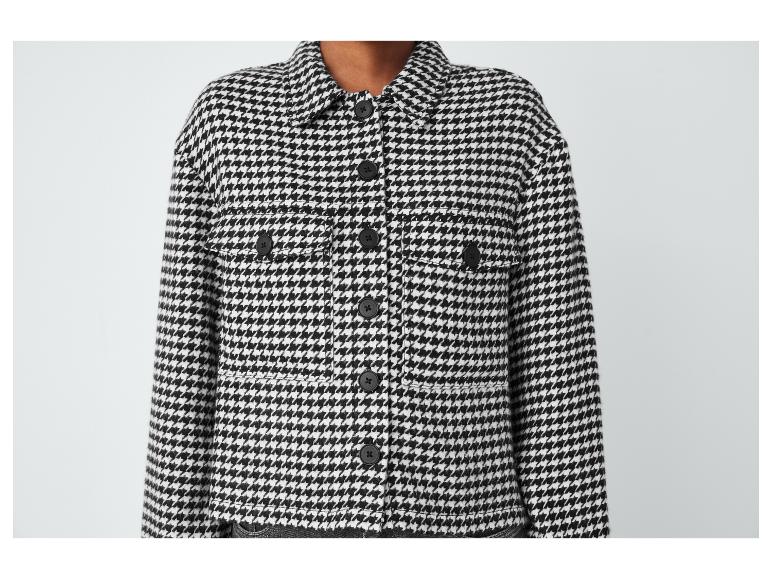 Een zwart-wit geblokt jack met knopen.