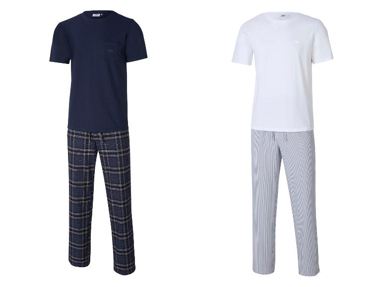 Twee herenpyjamasets: één met een donkerblauw T-shirt en geruite broek, de andere met een wit T-shirt en gestreepte broek.