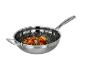 Roestvrijstalen wok met lange steel en hulpsteel, gevuld met roergebakken groenten