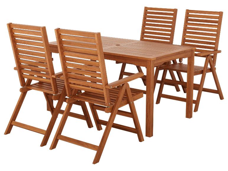Houten tuintafel met vier opvouwbare stoelen.