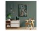 Moderne woonkamer met een houten dressoir, een plant en een ingelijste botanische print.