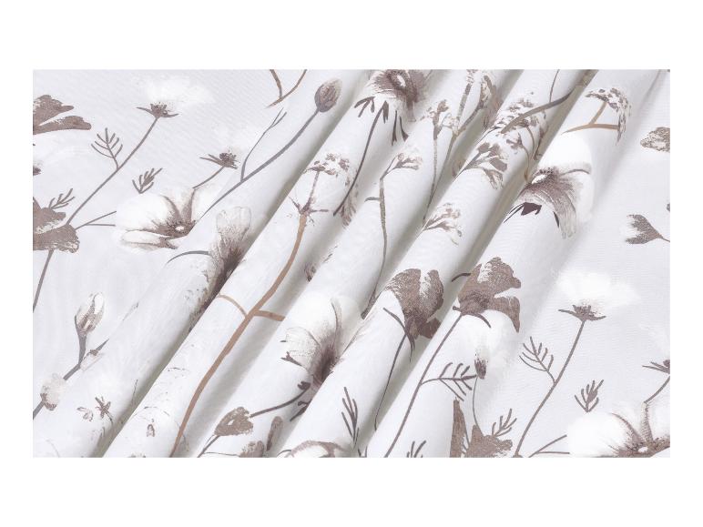 Stof met wit-bruine bloemen, met delicate plooien.