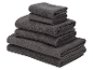 Een stapel donkergrijze handdoeken.