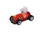 Een rode Peppa Pig raceauto met Peppa Pig achter het stuur.
