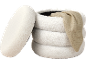Witte pluizige poef met een beige deken
