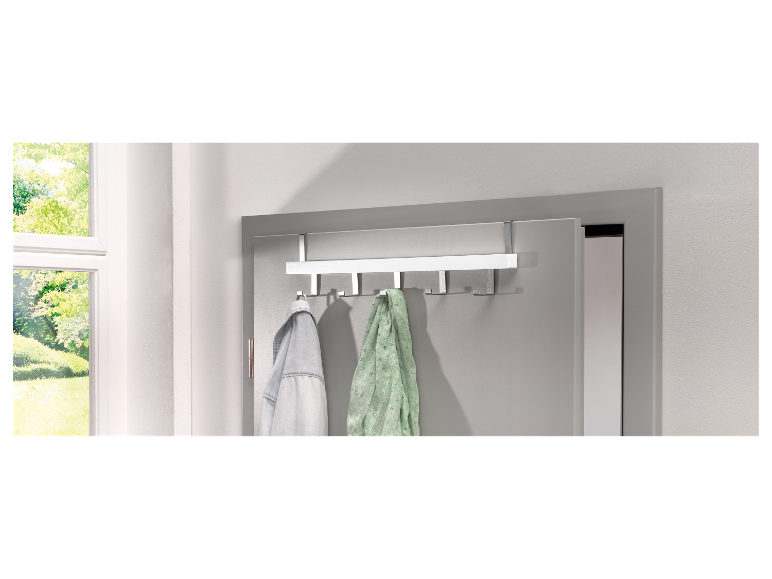 Witte deurhanger met vier metalen haken.