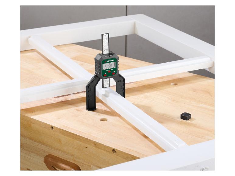PARKSIDE digitale dieptemeter meet 51,50 mm op een houten oppervlak.