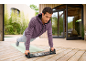 Man doet push-ups op een push-up board buiten.