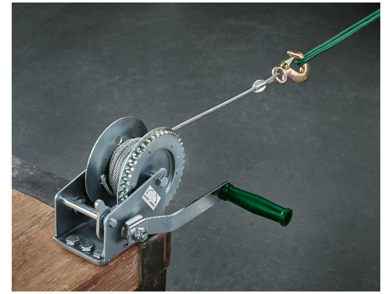 Een handlier met stalen kabel bevestigd aan een haak.