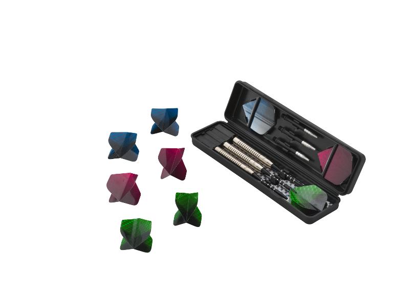 Darten met groene, blauwe en rode veren in een zwarte bewaarbox.