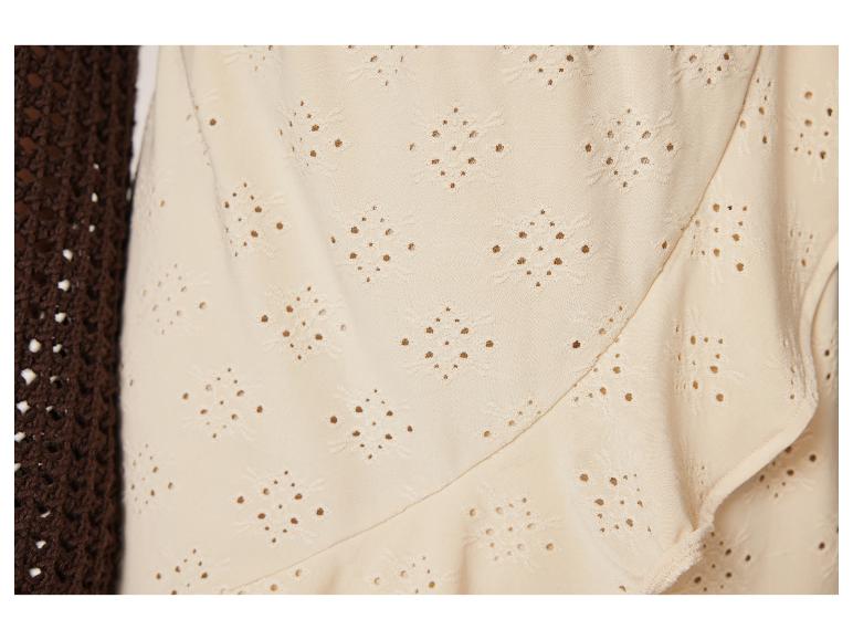 Detail van een beige jurk met cut-outs en een bruin gebreid jurkje.