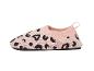 Gebreide babyschoentjes met roze en zwarte luipaardprint.