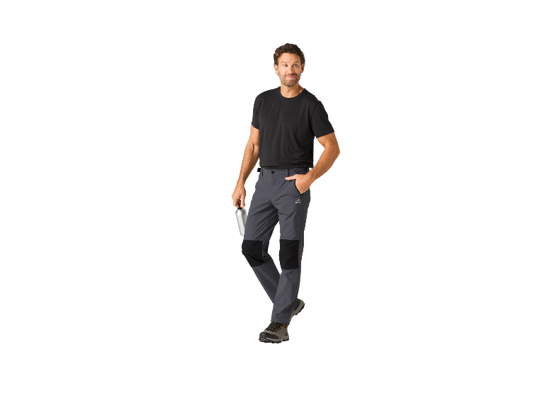 Man in zwart t-shirt en Crivit broek.