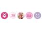 Vijf ronde badges: bloem, KISS tekst, drie meisjes, FOREVER GIRLIE tekst, blije smiley.