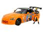 Een oranje Honda S2000 speelgoedauto met een Naruto figuur.