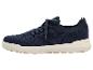 Marineblauwe gebreide sneakers met veters en een beige zool