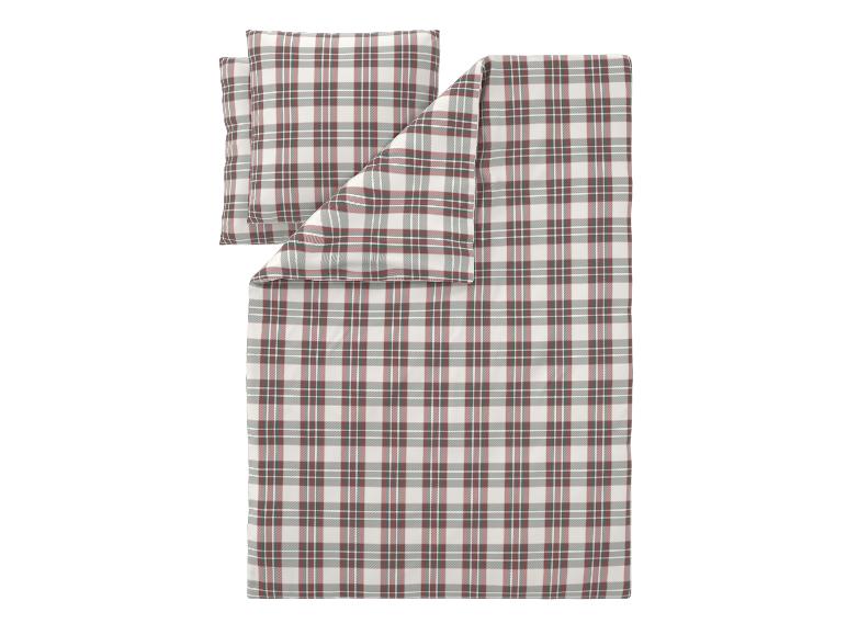 Geruite dekbedovertrekset met twee kussens in rood, groen en wit.
