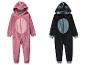 Twee pluche onesies, een roze eenhoorn en een zwarte dinosaurus.