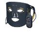 Gezichtsmasker met controller, met gouden wimpers en bladmotieven.