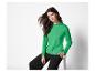 Vrouw in een groene longsleeve en zwarte broek
