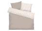 Beige beddengoed met kussens, één gestreept, met logo op beide.