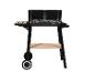 Zwarte houtskoolbarbecue met houten zijplanken en wielen.
