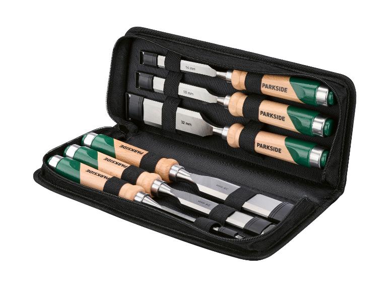 Set van zes houtbeitels met houten handvatten in een zwart etui met rits.