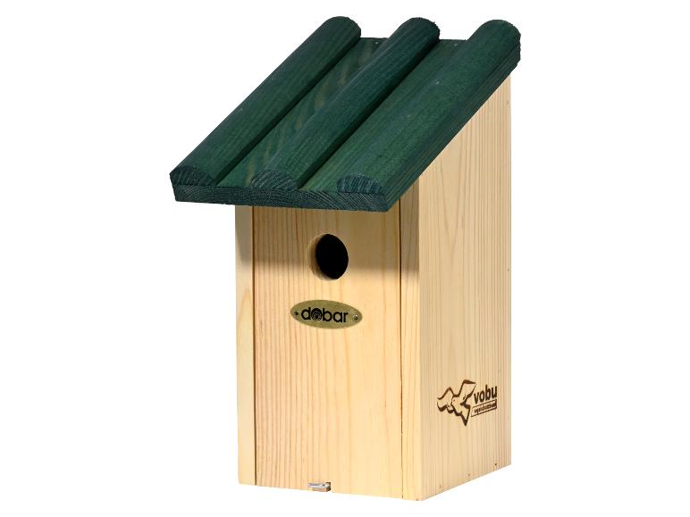 Licht houten vogelhuisje met een donkergroen dak met drie latten.
