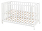 Wit houten babybed met wielen.
