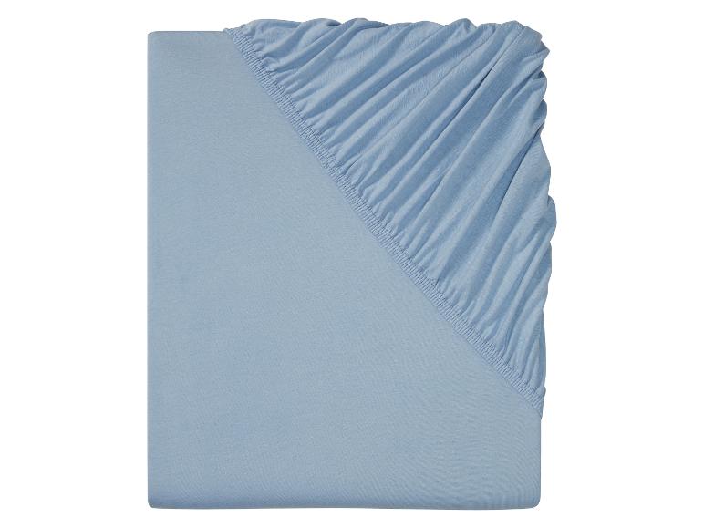 Lichtblauw katoenen hoeslaken met elastische hoeken.