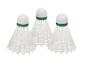 Drie witte badmintonshuttles met groene details.