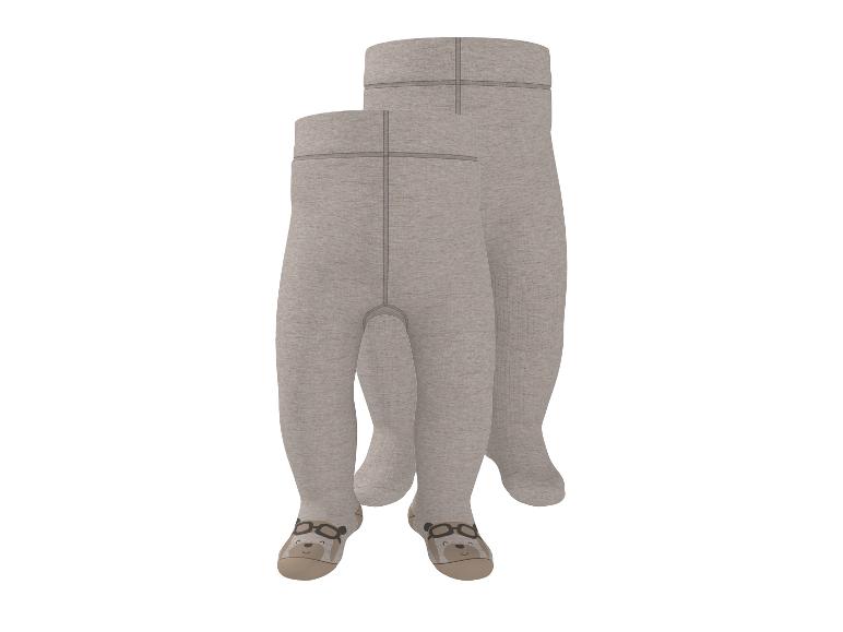 Twee paar beige babypanty's met een pilotenbeerontwerp.