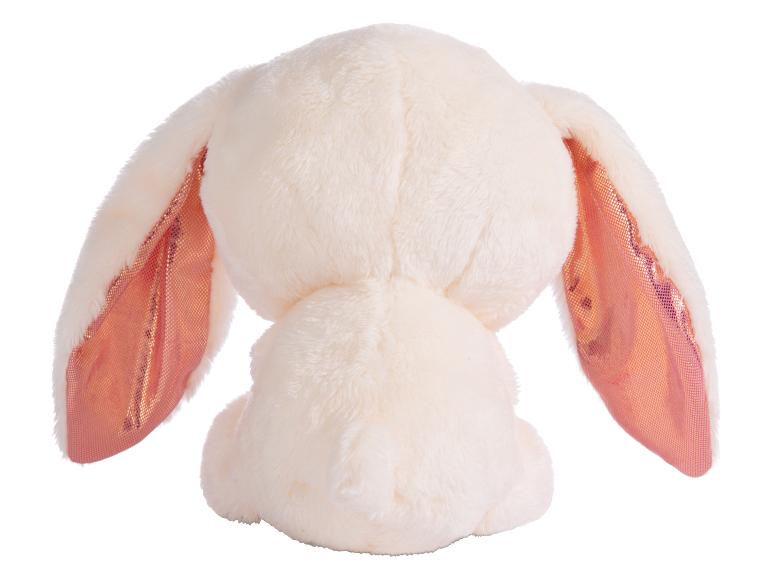Pluche crèmekleurig konijn met glimmende roze oren.